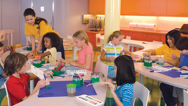 Barn sitter och ritar ombord på Royal Caribbeans fartyg.