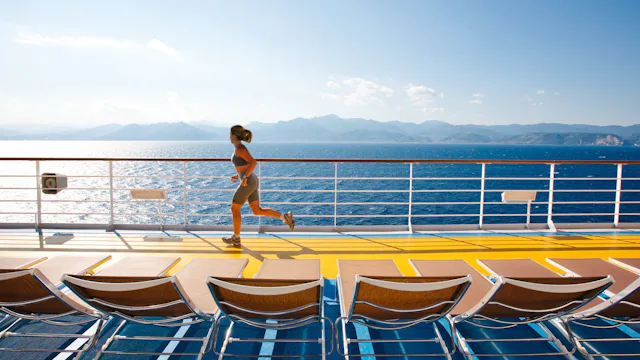Kvinna joggar på däck på ett av Costa Cruises fartyg.