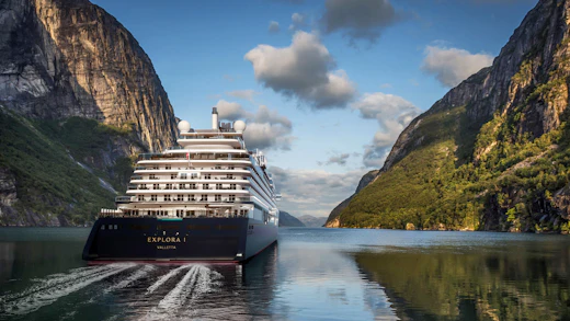 Fartyget Explora I i vackra omgivningar.