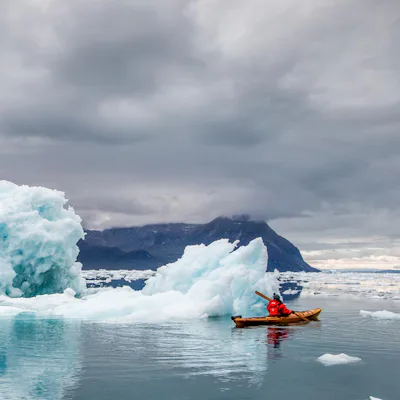 Paddeltur bland isbergen på Grönland.