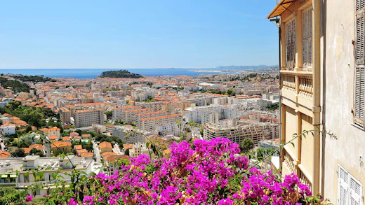 Vy över Nice i Frankrike, med vackert blommande Bougainvillea i förgrunden.