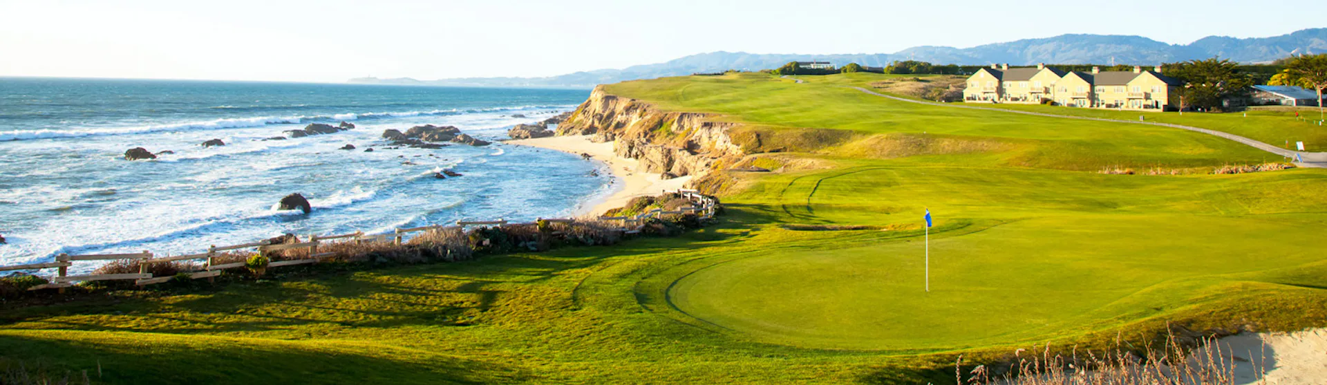 Golfbana vackert belägen vid Halfmoon Bay i Kalifornien, USA.