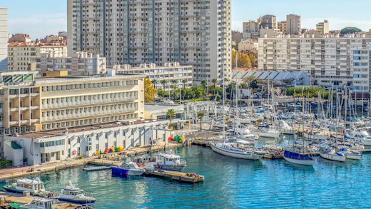 Den båtrika marinan i Toulon i Frankrike.