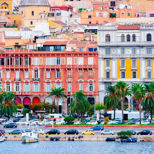Vackra byggnader i olika färger i hamnen i Cagliari på Sardinen, Italien.
