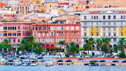 Vackra byggnader i olika färger i hamnen i Cagliari på Sardinen, Italien.