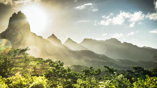 Mooreas gröna toppar i solljuset