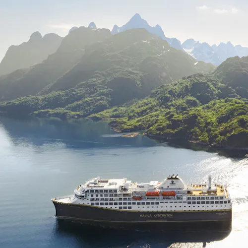 Ett av Havilas kryssningsfartyg i Trollfjorden i Norge.