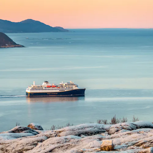 Ett av Havilas kryssningsfartyg längs norska kusten.