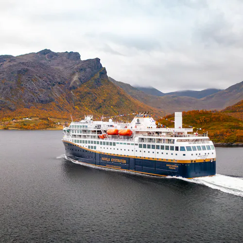 Ett av Havilas kryssningsfartyg i Eidsfjorden i Norge.