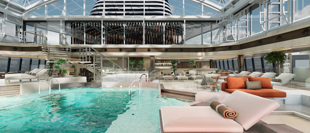 Inomhuspoolen ombord på Explora I.