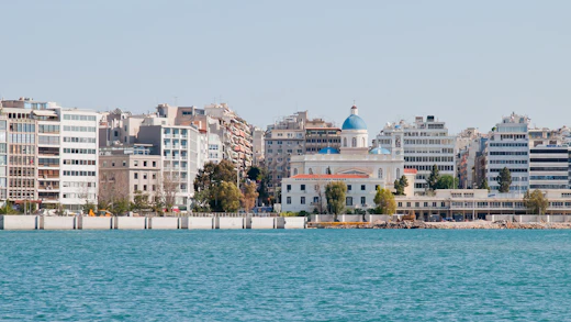 Hamnstaden Pireus i Grekland, sedd från vattnet.