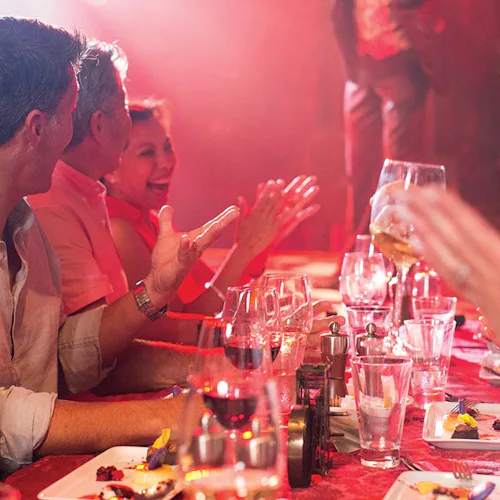 Middagssällskap ombord på en kryssning.