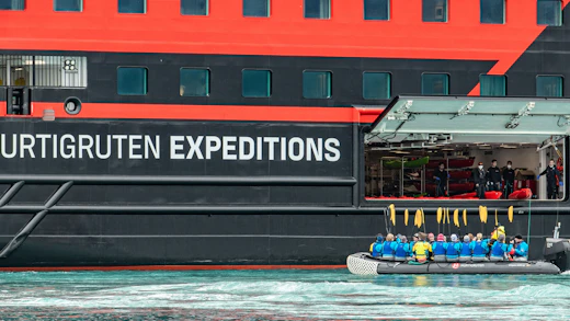 Gäster kliver ombord på en zodiak-båt, på en kryssning med Hurtigruten Expeditions.
