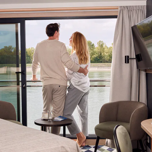 Hytt med fransk balkong ombord på VIVA Cruises flodkryssningsfartyg.