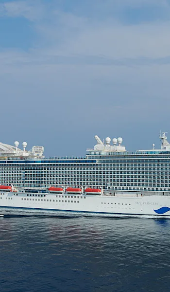 Fartyget Sky Princess ute till havs.