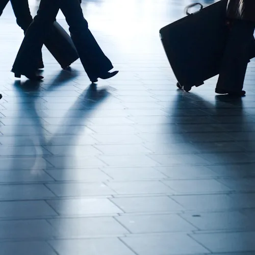 Siluetter av människor på väg någonstans.