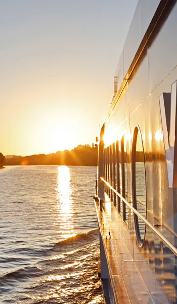 Flodkryssningsfartyget VIVA Gloria i solnedgång.