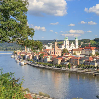 Floden Donau genom staden Passau i Tyskland.