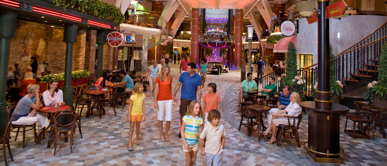 Strosa runt bland butiker, barer och restauranger på the Royal Promenade.