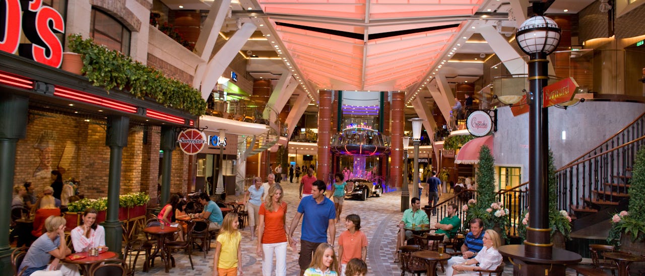 Strosa bland butiker, barer och restauranger på Royal Promenade