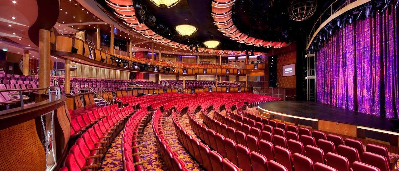 Slå dig ner i en av 1394 sköna stolar i teatern