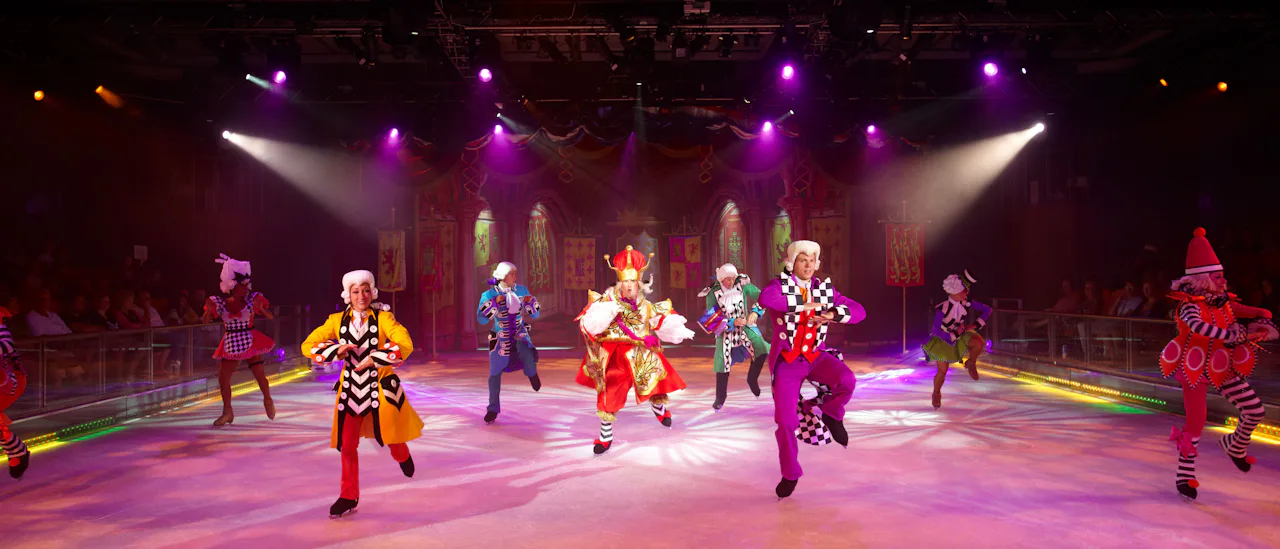 I teatern Studio B visas isshower, ofta med tidigare OS-deltagare i rollbesättningen