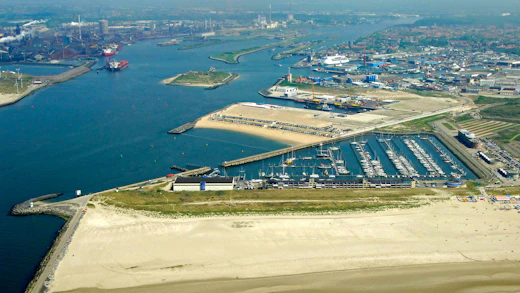 Hamnstaden IJmuiden i Nederländerna, sedd från ovan.