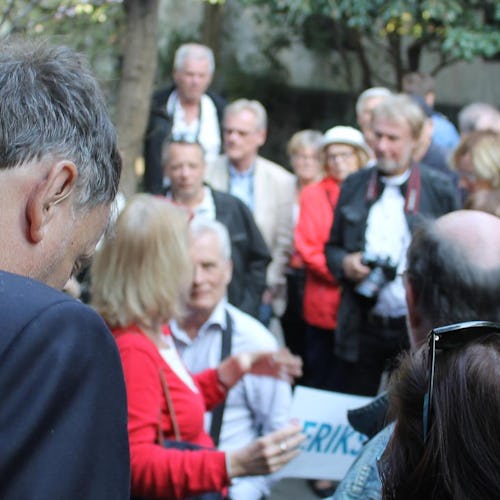 Club Eriks värd har samlat gruppen som reser tillsammans.