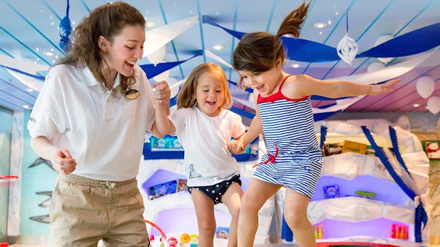 Glada och busiga barn på Mini Club på MSC Cruises fartyg.