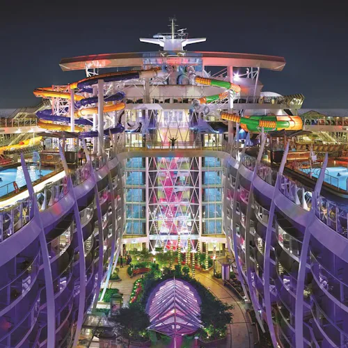 Royal Caribbeans fartyg Harmony of the Seas är vackert upplyst när mörkret fallit.