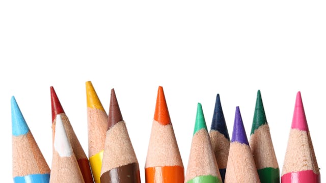 Färgglada pennor mot vit bakgrund.