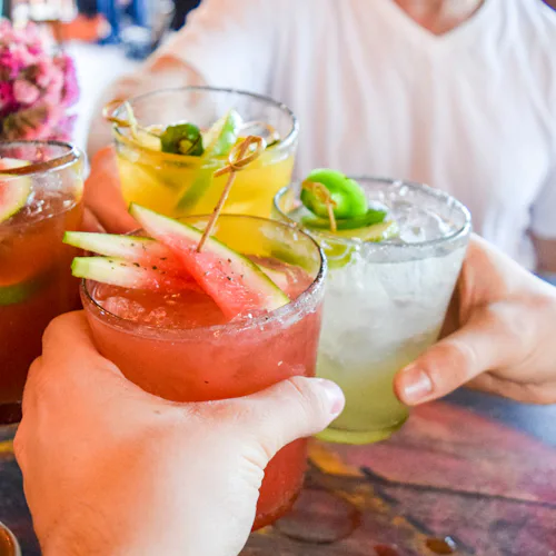 Skålar i goda margaritas.