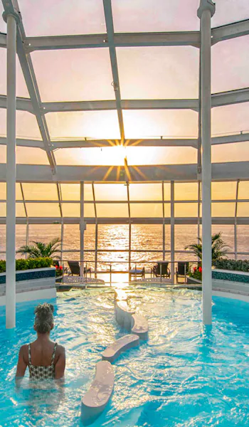 Vacker vy från poolen på Royal Caribbeans fartyg Odyssey of the Seas.