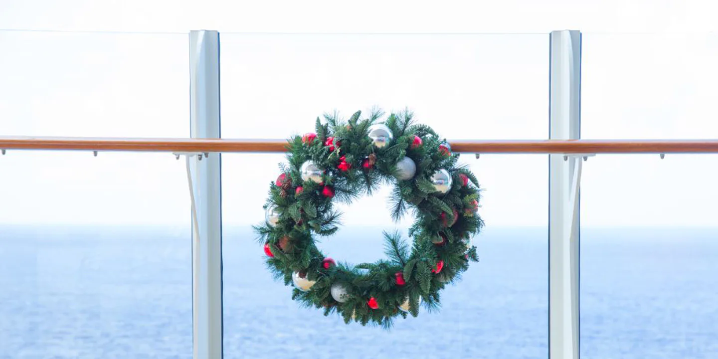 Julkrans ombord på ett kryssningsfartyg.