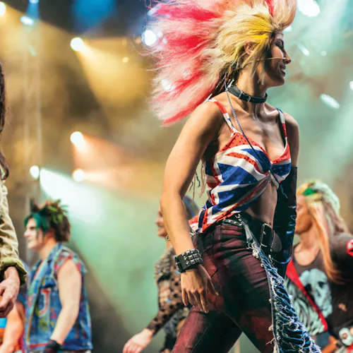 Närbild på musikalartisterna i show ombord på Anthem of the Seas.