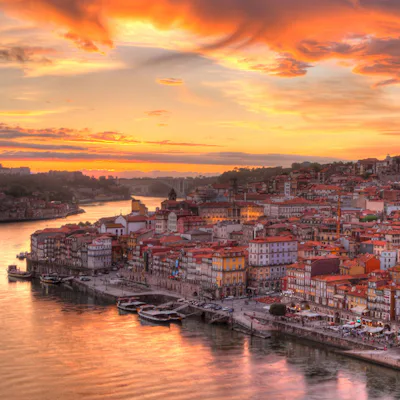 Solnedgång över Porto i Portugal.