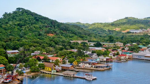 Vattennära hus i Roatan, Honduras.
