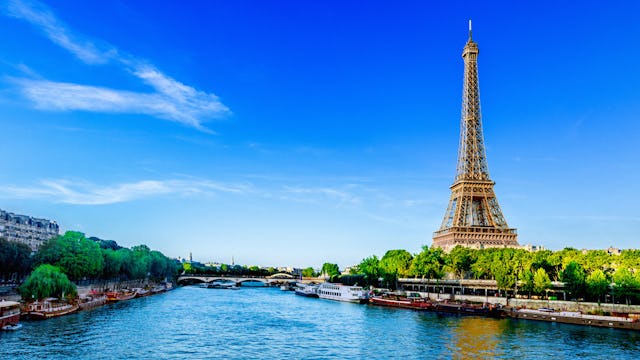 Floden Seine och eiffeltornet i Paris.