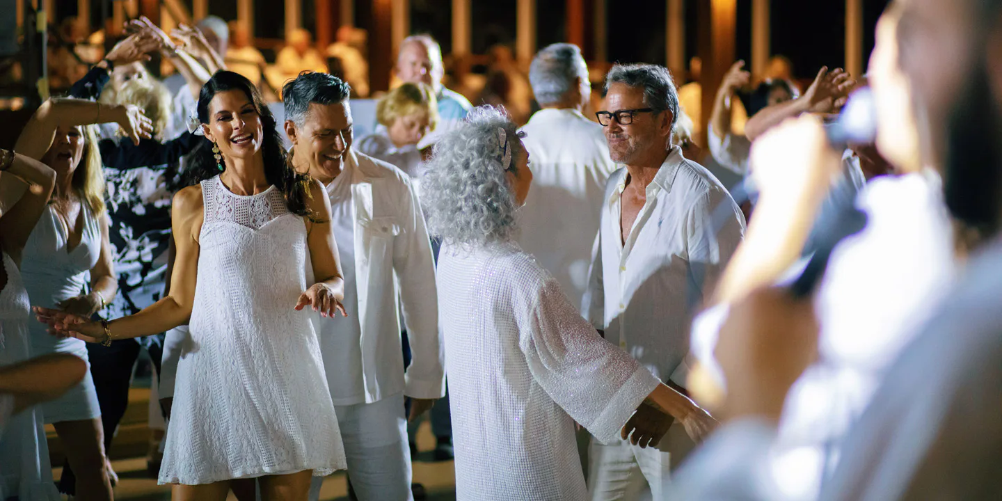 Kryssningsgäster dansar på däck under White Night ombord på Azamaras fartyg.
