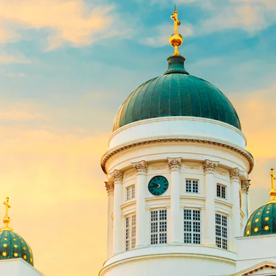 Närbild på de vackra kupolerna på katedralen i Helsingfors, Finland.