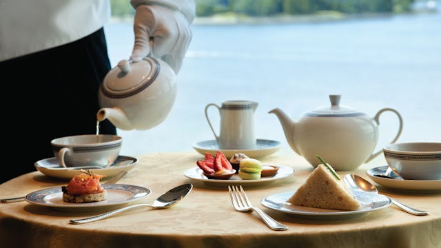 Afternoon Tea med utsikt ombord på Oceania Cruises fartyg.