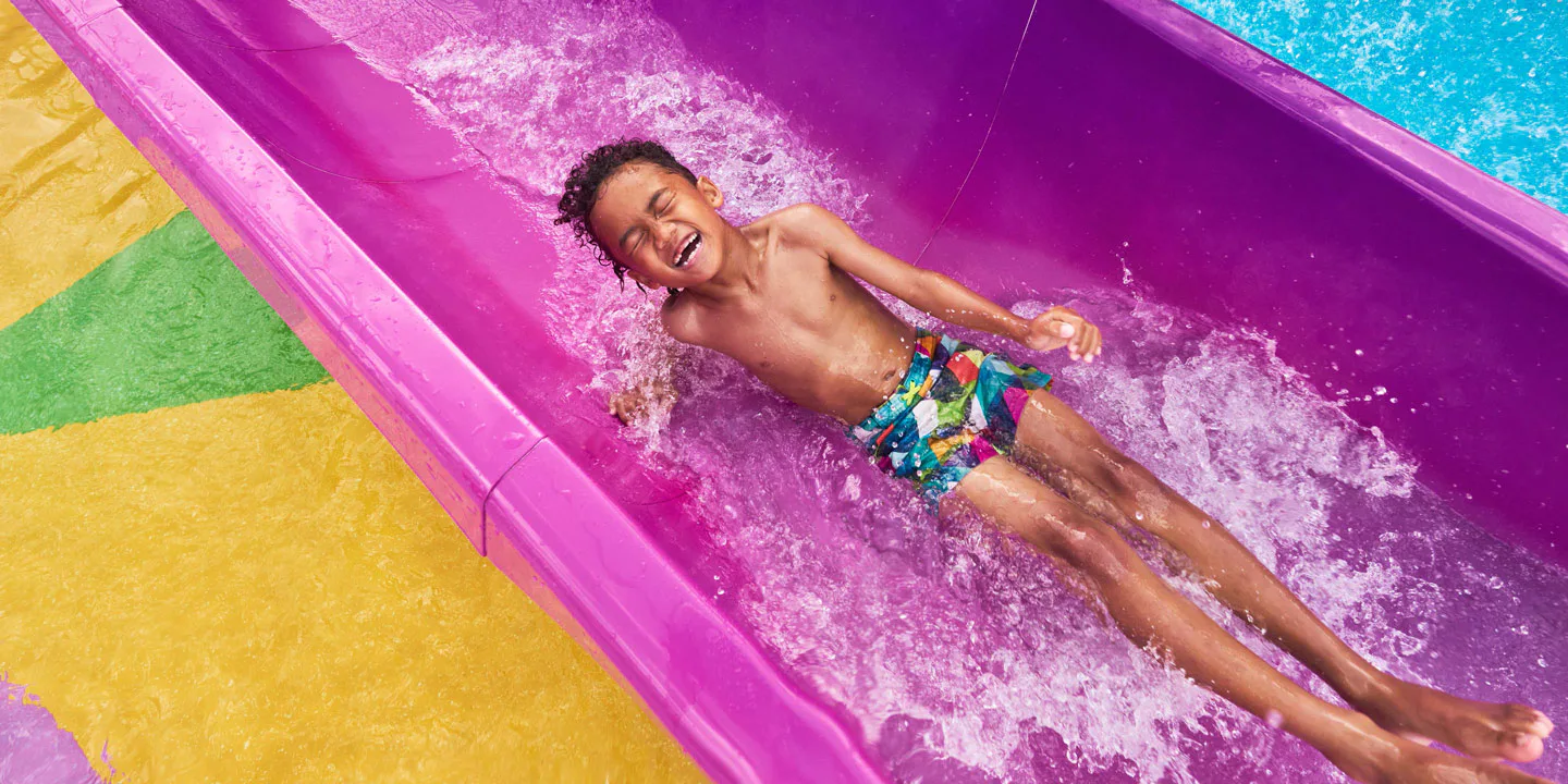 Barn i vattenrutscbana ombord på Royal Caribbeans fartyg.