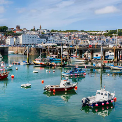 St. Peter port på Guernsey, kanalön mellan Storbritannien och Frankrike.
