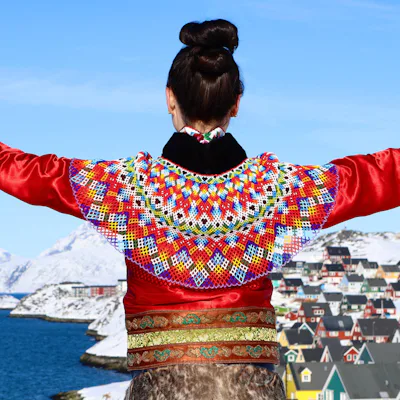 Kvinna i traditionell grönländsk klädsel.