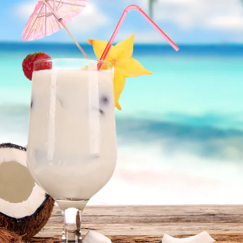 Romdrink med karibisk strand i bakgrunden.