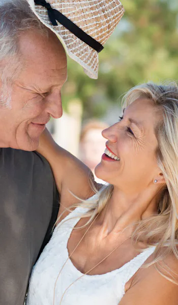 Glatt par som tittar på varandra.