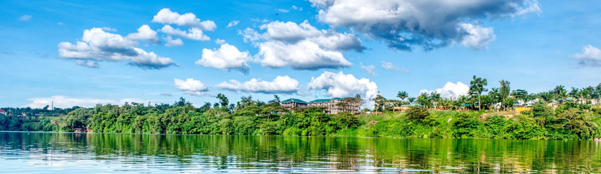 Vacker blå himmel över Nilen i Uganda.