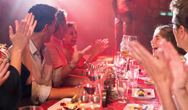 Middagssällskap ombord på en kryssning.