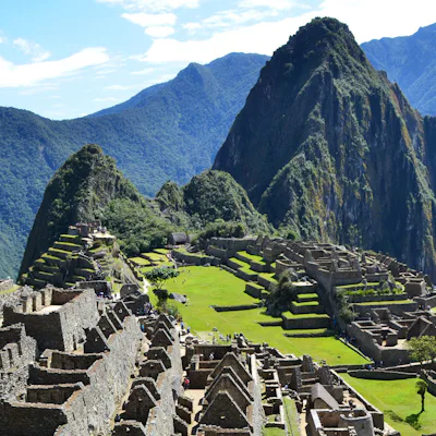 Vy över inkastaden Machu Picchu i Peru.
