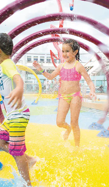 Barn leker i den interaktiva vattenparken Splashaway Bay ombord på Symphony of the Seas.